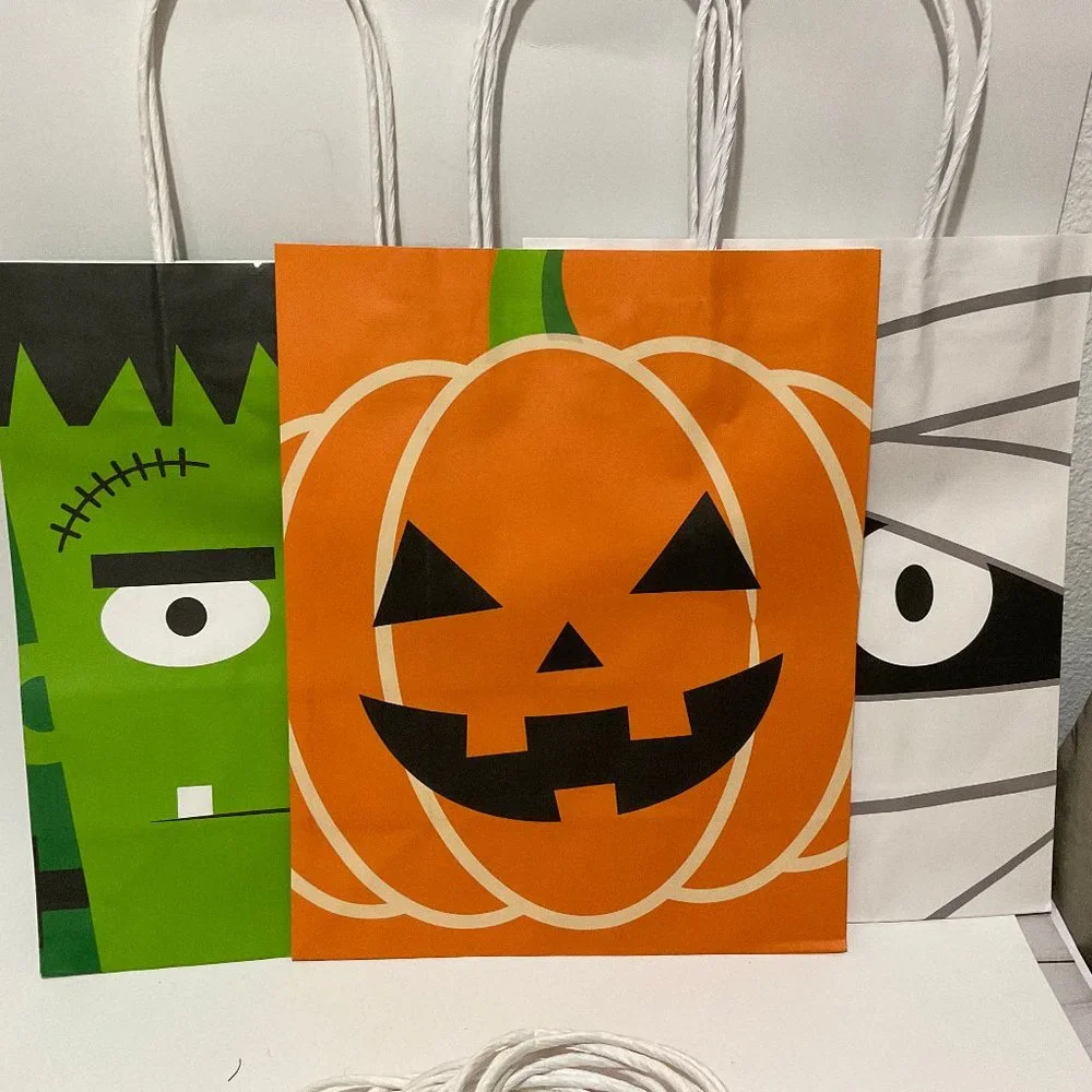 Medium Halloween Character Print Gift Bags, Party Supplies, 13 Pieces